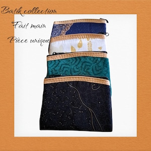 Peut inclure: Quatre petites pochettes zippées empilées, chacune avec un tissu à motifs unique. Les couleurs incluent le bleu marine, le blanc avec des feuilles dorées, le turquoise et le noir avec un motif floral. Le texte "Batik collection", "Fait main", et "Pièce unique" est visible.