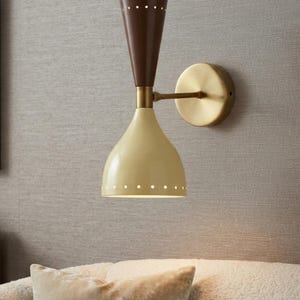 Vägglampa i modern design för mid-century-stil: Justerbara gula och bruna metalllampor