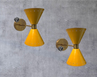 Par de apliques de pared de mediados de siglo, de latón crudo: estilo Diablo Stilnovo italiano