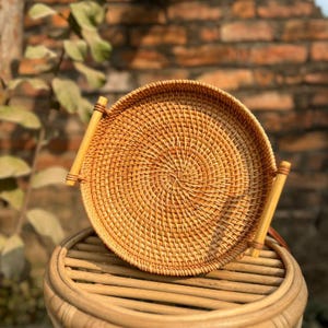 Rond handgeweven rotan dienblad met handgrepen – Bamboemandmand | Milieuvriendelijk rustiek huisdecor, dienblad, rieten dienblad, theeblad