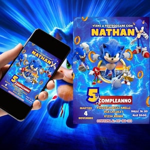 Può includere: Un invito per una festa di compleanno con il personaggio Sonic the Hedgehog. L'invito è blu con il testo "NATHAN" e "5 COMPLEANNO". L'invito è visualizzato su uno smartphone e una scheda stampata.