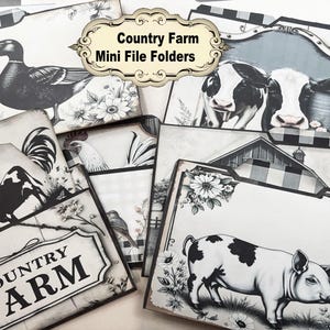 Puede incluir: Una colección de mini carpetas de archivos con ilustraciones en blanco y negro de animales de granja, incluyendo un pato, vacas, un gallo y un cerdo. Las carpetas muestran detalles florales, un granero y el texto Country Farm Mini File Folders.
