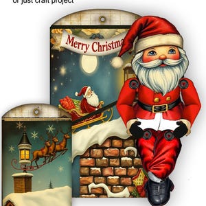 Puede incluir: Una figura articulada de Santa Claus con traje rojo, barba blanca y botas negras, colocada sobre una etiqueta rectangular con un cartel de Merry Christmas, un trineo, una chimenea y otra etiqueta con renos voladores.