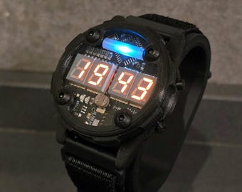 Reloj LED inspirado en Metro 2033: reloj digital cyberpunk hecho a mano