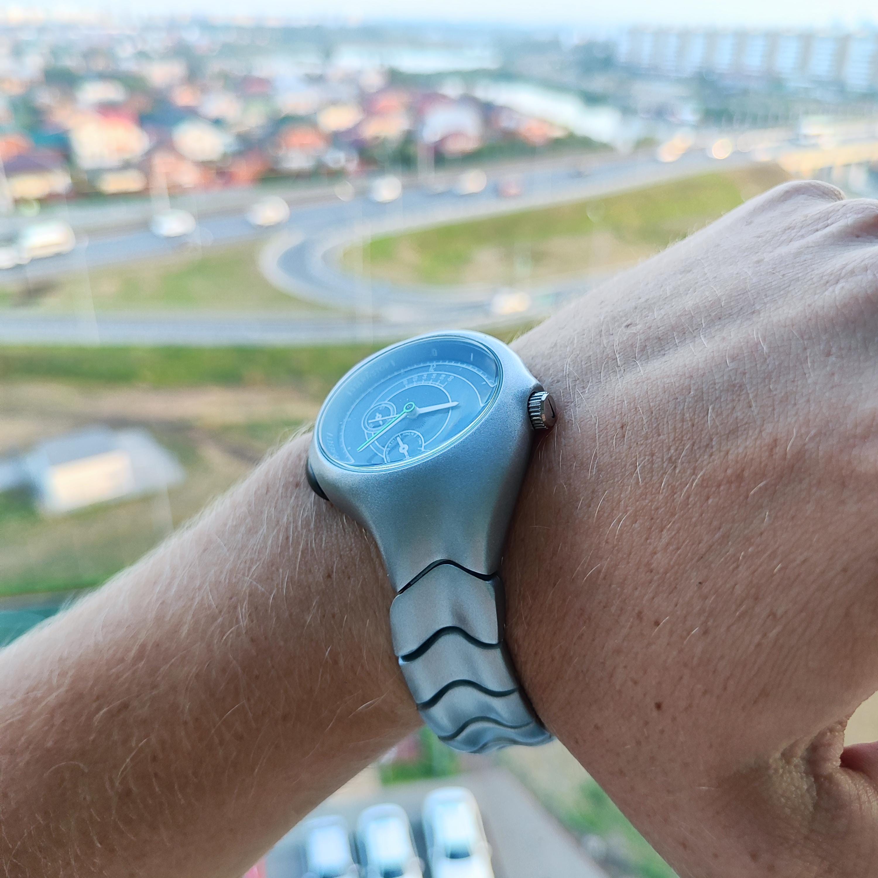 Y2K トライアックス ナイキ ウォッチ – 非対称シルバーケース、ブルー