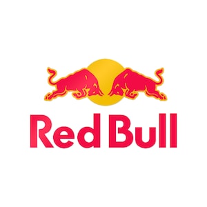 Könnte beinhalten: Das Red Bull-Logo zeigt zwei rote Stiere, die sich vor einer gelben Sonne gegenüberstehen. Der Markenname "Red Bull" steht in fetter, roter Schrift unter den Stieren, vor weißem Hintergrund.