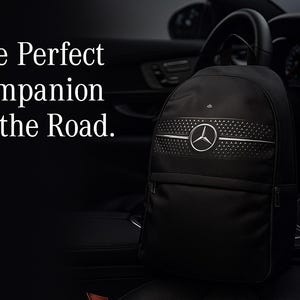 Könnte beinhalten: Schwarzer Rucksack mit Mercedes-Benz-Logo und geometrischem Muster auf der Vorderseite. Der Text "The Perfect Companion on the Road" ist in Weiß dargestellt. Der Rucksack wird in einem Auto gezeigt.