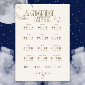 Op de afbeelding: Een beige maankalender voor 2026 met een hemels thema. De kalender bevat maanfase-illustraties en data voor elke maand, met de titel "CALENDRIER LUNAIRE" bovenaan. De achtergrond is donkerblauw met sterren en wolken.