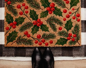 Felpudo navideño, felpudo navideño de acebo y bayas, decoración navideña de ramas de pino, felpudo navideño rústico para la puerta principal.