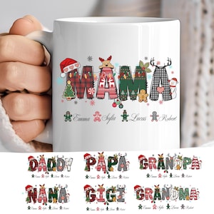 Könnte beinhalten: Weiße Keramik-Weihnachtstasse mit dem Wort "MAMA" in festlichem Design. Die Buchstaben sind mit Karomuster, Schneeflocken und einem Schneemann verziert. Zusätzliche Tassen zeigen "DADDY", "PAPA", "GRANDPA", "NANA", "GIGI" und "GRANDMA".