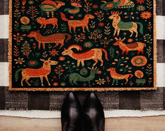 Wycieraczka z leśnymi zwierzętami, skandynawska mata powitalna w stylu folk art, wystrój boho forest, dywanik wejściowy cottagecore, prezent do rustykalnej chaty