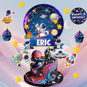 Puede incluir: Una tarta de cumpleaños con temática espacial con decoraciones de astronautas y planetas. La tarta presenta un diseño de galaxia colorida, un cohete y el nombre "ERIC". Cupcakes y decoraciones en forma de estrella completan el aspecto festivo.