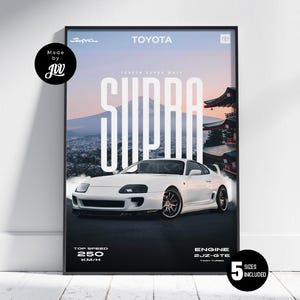 Pode incluir: Um cartaz emoldurado apresentando um carro esportivo Toyota Supra branco centralizado contra um fundo de montanha e arquitetura japonesa tradicional. O texto diz TOYOTA, SUPRA, TOP SPEED 250 KM/H e ENGINE 2JZ-GTE TWIN TURBO.