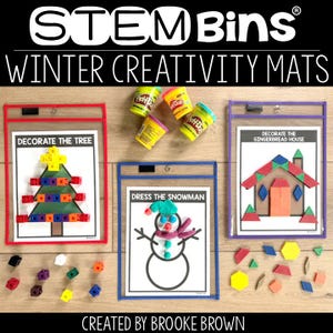 Op de afbeelding: STEM Bins Winter Creativity Mats met drie activiteitenvellen: Versier de boom, Kleed de sneeuwman aan en Versier het peperkoekhuis. Inclusief Play-Doh en kleurrijke bouwstenen. Gemaakt door Brooke Brown.