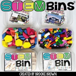 Może przedstawiać: Kolekcja pojemników STEM, każdy wypełniony różnymi materiałami edukacyjnymi. Pojemniki zawierają kolorowe kształty geometryczne, klocki, drewniane deski i mini kubeczki. Każdy pojemnik jest oznaczony tekstem "STEM Bin" i odpowiednim tematem, takim jak "Animal Home" i "House".