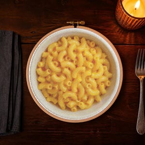Wzór haftu krzyżykowego na makaron z serem | Fotorealistyczna sztuka kulinarna | Wystrój kuchni w stylu comfort food | Pełny plik PDF