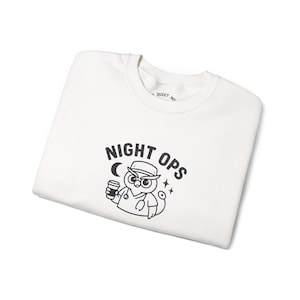 Sweat-shirt Cosmic Chill | Ras du cou unisexe Heavy Blend™ | Conception d'opérations de nuit | Vêtements décontractés, Cadeau pour les amoureux de l'espace, Vêtements confortables