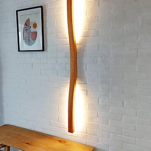 Aplique de parede rústico de madeira: Luminária de leitura LED moderna para quarto, design escandinavo.