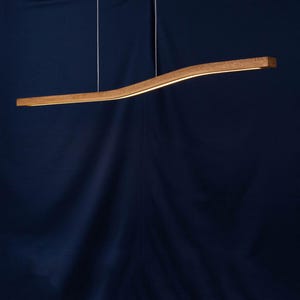 Lampadario a sospensione in legno, lampadario lineare, lampadario curvo, lampadario scandinavo sopra l'isola della cucina