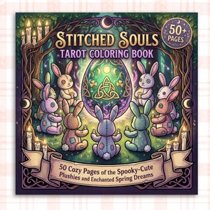 Puede incluir: Un libro para colorear de tarot titulado "Stitched Souls" con un diseño de fantasía. La portada muestra conejos de peluche sosteniendo velas, en un bosque. El libro tiene más de 50 páginas de "Spooky-Cute Plushies and Enchanted Spring Dreams".