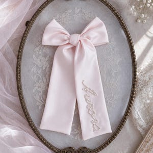 Gepersonaliseerde roze satijnen haarstrik met naam, parelspeld, lange ballerina haaraccessoire, bruidsmeisjescadeau, gepersonaliseerd verjaardagscadeau