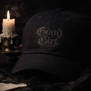 Klassisk pappakeps med gotiskt skrift från Good Girl | Broderad basebollkeps