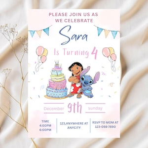 Puede incluir: Una invitación de cumpleaños con los personajes Lilo y Stitch, una tarta de varios pisos y globos. La invitación es para el 4º cumpleaños de Sara, con los detalles de la fecha y la hora. El diseño tiene un efecto acuarela con colores pastel.