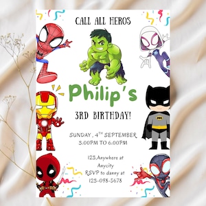 Può includere: Un colorato invito di compleanno con supereroi dei cartoni animati come Spider-Man, Hulk e Batman. L'invito include il testo "CALL ALL HEROES" e i dettagli per il 3° compleanno di Philip, tra cui data, ora e informazioni RSVP.