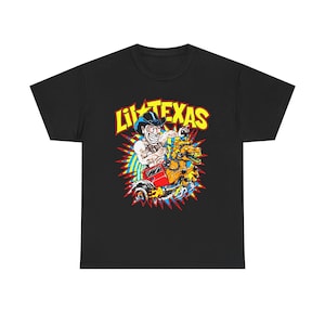 Puede incluir: Camiseta negra con un gráfico colorido que dice "Lil Texas". El diseño incluye un vaquero con sombrero, un vehículo rojo y una criatura parecida a un dragón, sobre un fondo de líneas amarillas, azules y rojas.