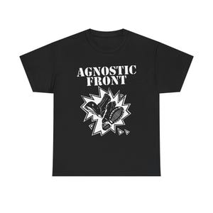 Puede incluir: Camiseta negra con el texto blanco "AGNOSTIC FRONT" sobre un gráfico blanco de dos botas de combate saliendo de una estrella. Las botas son negras y blancas.