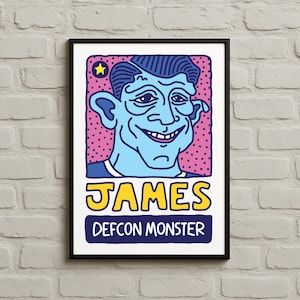 Könnte beinhalten: Ein gerahmter Kunstdruck mit einer Cartoon-Illustration eines blauhäutigen Mannes mit blauen Haaren und einem Lächeln. Der Name "JAMES" ist gelb, und "DEFCON MONSTER" steht darunter. Der Hintergrund ist rosa mit kleinen Punkten.