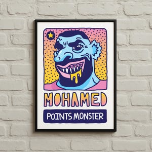 Könnte beinhalten: Gerahmter Kunstdruck mit einer Cartoon-Illustration eines blauhäutigen Charakters mit Bart und offenem Mund. Das Kunstwerk enthält den Namen "MOHAMED" und den Text "POINTS MONSTER". Der Hintergrund ist ein Farbverlauf aus Gelb und Orange.