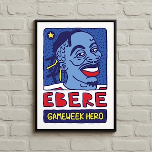 Könnte beinhalten: Ein gerahmter Kunstdruck mit einem stilisierten Porträt einer Person mit blauer Haut, roten Lippen und gelben Akzenten. Der Druck enthält den Namen "EBERE" in Rot und den Text "GAMEWEEK HERO" in Gelb.