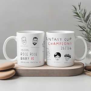 Könnte beinhalten: Zwei weiße Keramikbecher mit schwarzem und rotem Text und Illustrationen. Auf einem Becher steht "RICE RICE BABY 81" und "HAKUNA MATETA 60". Der andere Becher trägt die Aufschrift "ANTASY CUP CHAMPIONS 25/26".