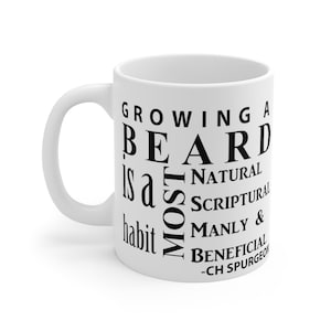 Puede incluir: Taza de cerámica blanca con texto negro. El texto dice: "Dejar crecer la barba es un hábito, el MÁS natural, escritural, varonil y beneficioso -CH SPURGEON."