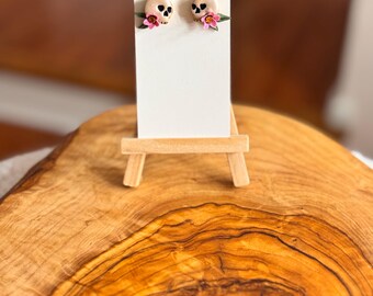 Pendientes de calavera de Halloween hechos a mano: diseño floral de arcilla polimérica