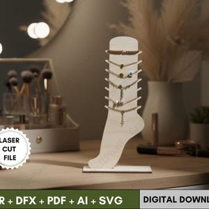 Op de afbeelding: Een houten, voetvormige sieradenstandaard met meerdere armbanden. De standaard is lichtgekleurd en heeft sleuven om de sieraden vast te houden. De afbeelding bevat ook de tekst "LASER CUT FILE" en "DIGITAL DOWNLOAD".