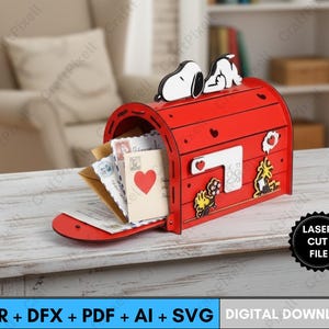 Könnte beinhalten: Ein roter Holzbriefkasten mit einer Snoopy-Figur obenauf, gefüllt mit Karten und Briefen. Der Briefkasten hat Herz- und Blumendekorationen. Der Text "LASER CUT FILE" und "DIGITAL DOWNLOAD" ist enthalten.