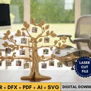 Peut inclure: Un présentoir photo en forme d'arbre généalogique en bois, avec de petits cadres photo suspendus aux branches. L'arbre est en bois brun clair et possède une base solide. Le texte "CDR + DFX + PDF + AI + SVG DIGITAL DOWNLOAD" et "LASER CUT FILE" est également inclus.