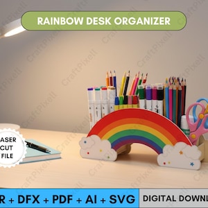 Puede incluir: Un organizador de escritorio con forma de arcoíris con diseño de nube, que contiene lápices, rotuladores y tijeras. El organizador es de madera y tiene un diseño de arcoíris colorido. El texto "RAINBOW DESK ORGANIZER" también es visible.
