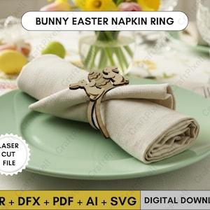 Op de afbeelding: Een beige linnen servet wordt vastgehouden door een houten, konijnvormige servetring op een lichtgroen bord. De afbeelding bevat de tekst "BUNNY EASTER NAPKIN RING" en "LASER CUT FILE". De onderkant van de afbeelding bevat de tekst "CDR + DFX + PDF + AI + SVG DIGITAL DOWNLOAD".