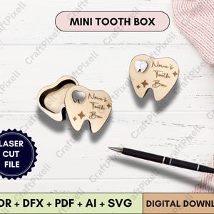 Puede incluir: Mini cajas de dientes de madera en forma de diente, una abierta y otra cerrada, con el texto "Nova's Tooth Box" y diseños de estrellas. Un bolígrafo negro está cerca. La imagen también incluye el texto "MINI TOOTH BOX" y "LASER CUT FILE".