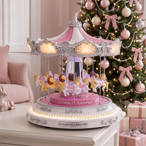 Può includere: Un ornamento decorativo a giostra con una tettoia rosa e bianca con finiture argentate, illuminato da luci calde. La piattaforma rotante mostra diversi cavalli e leoni in miniatura. La base reca la scritta CLASSICAL CAROUSEL.
