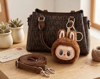 Bruine designer-geïnspireerde draagtas met monogram, schouderriem en schattige pluche bedel | Crossbodytas dames
