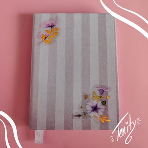 Cuaderno &quot;Flor Violeta&quot; / Encuadernado a mano / 13,5 cm x 9,5 cm / 144 páginas / Para dibujar y escribir / Blanco