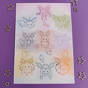 Könnte beinhalten: Ein rechteckiger Kunstdruck mit neun stilisierten Strichzeichnungen fiktiver Kreaturen in einem Raster. Der Hintergrund ist ein weicher, verblendeter Aquarellverlauf in Pastellrosa, Blau, Gelb und Lila, umgeben von hölzernen Sternausschnitten.