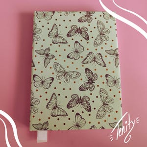 Cuaderno Mariposa / Encuadernado a mano / 13,5 cm x 9,5 cm / 144 páginas / Para dibujar y escribir / Blanco en blanco / Acabado dorado