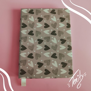 Cuaderno &quot;Corazones&quot; / Encuadernado a mano / 13,5 cm x 9,5 cm / 144 páginas / Para dibujar y escribir / Blanco en blanco / Acabado en bronce