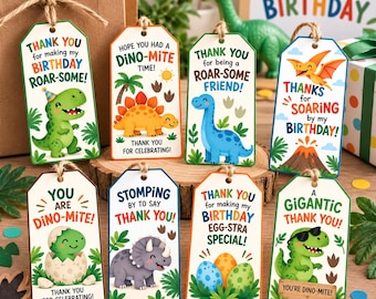 Könnte beinhalten: Acht rechteckige Geschenkanhänger aus Papier mit bunten Dinosaurier-Illustrationen und Geburtstagstexten. Jeder Anhänger hat ein Loch mit befestigter Schnur. Die Designs zeigen verschiedene Dinosaurier, Eier und Vulkane mit Sprüchen wie Thank You for making my Birthday Roar-Some und You are Dino-Mite.