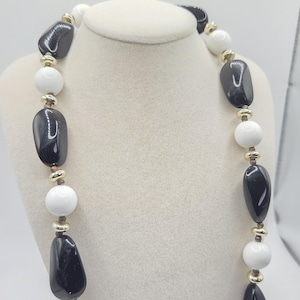 Vintage Black and White Lucite Bead Necklace / Vintage Necklace / 1960s or 1970s / Vintage Necklace / Vintage Beads / Mod Necklace